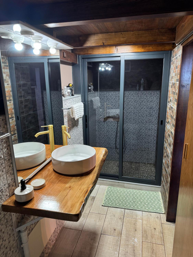 Bathroom 2, Victoria Tiny Stone House, Calheta