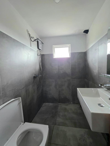 Bathroom 2, Sakura Hotel, Nuwara Eliya