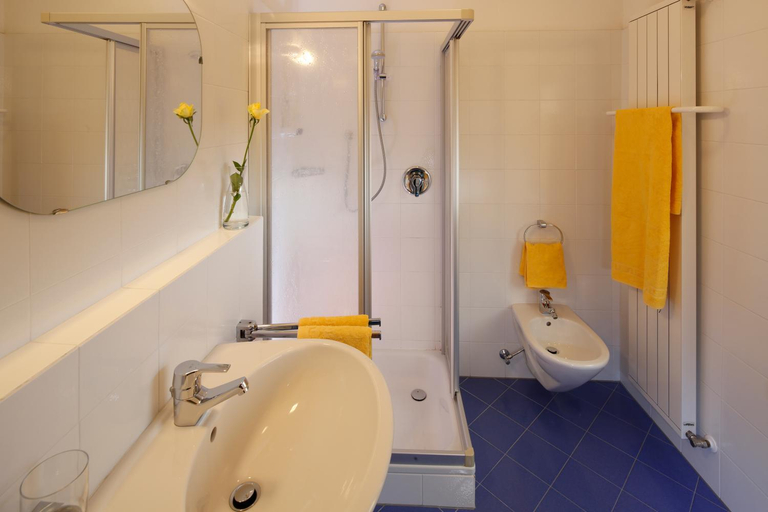 Bathroom, Hotel Am Reschensee, Bolzano