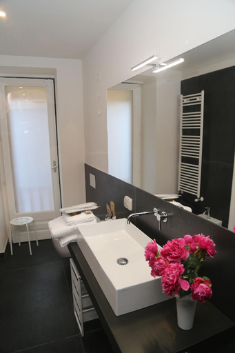Bathroom 5, Palazzo del Verga, Catania