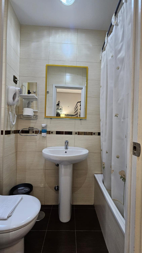 Bathroom 4, Hostal Lauria, Madrid