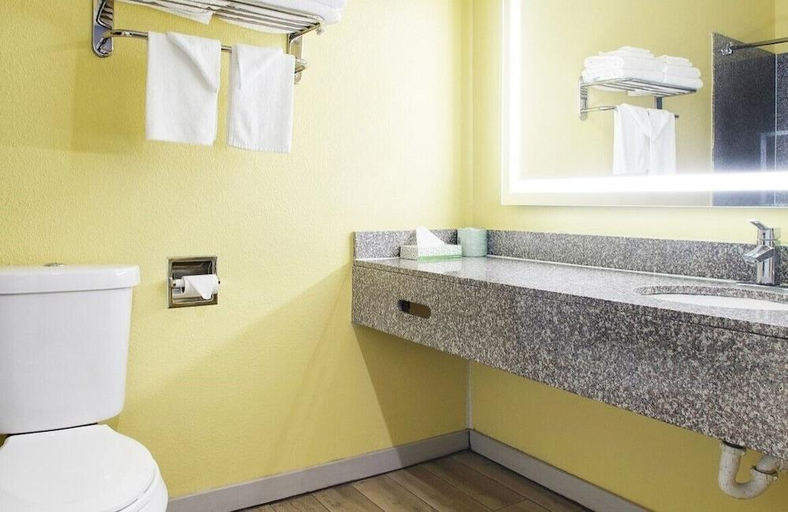 Bathroom 4, Plantation Suites and Conference Center, Nueces