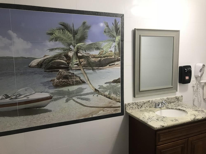Bathroom 4, norwalk inn & suites, Los Angeles