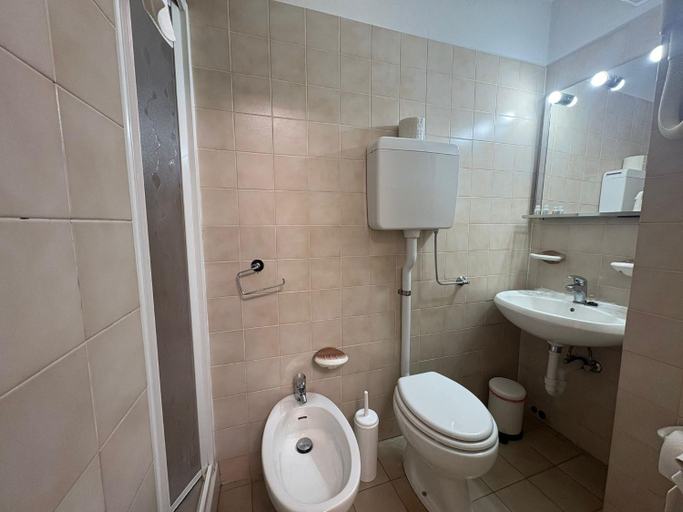 Bathroom 2, Hotel San Paolo, Savona