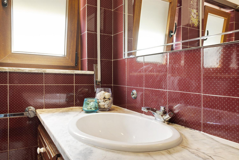 Bathroom 3, Vermarl, Paredes de Coura