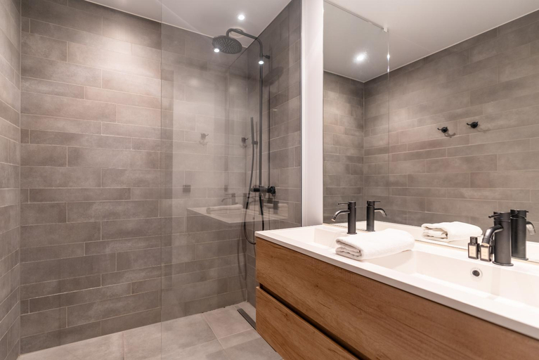 Bathroom 5, Hilversum City Apartments, Hilversum