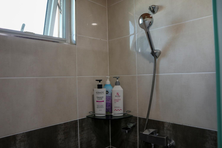 Bathroom 5, Backpacker's Home, Seogwipo