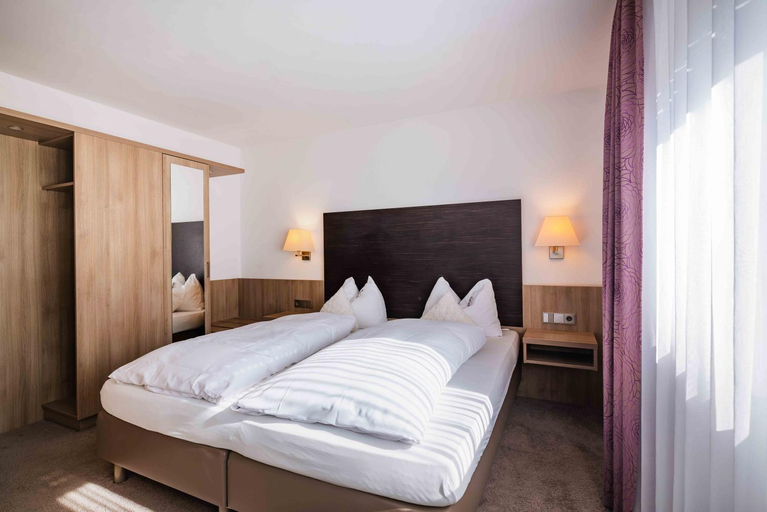 Bedroom 1, Landgasthof Lowen, Biberach