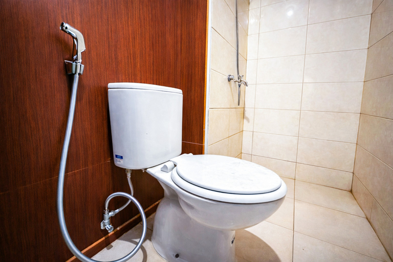 Bathroom 5, Wood Accents Studio at Tamansari Prospero Sidoarjo Apartment By Travelio, Sidoarjo