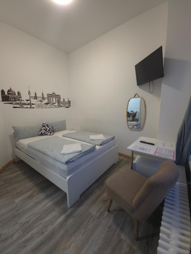 Bedroom 2, Kiez Box TwentyForSeven private room, Berlin