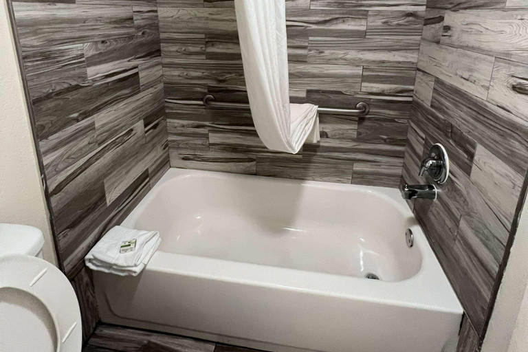 Bathroom 4, Baymont by Wyndham Orlando Downtown, Orange