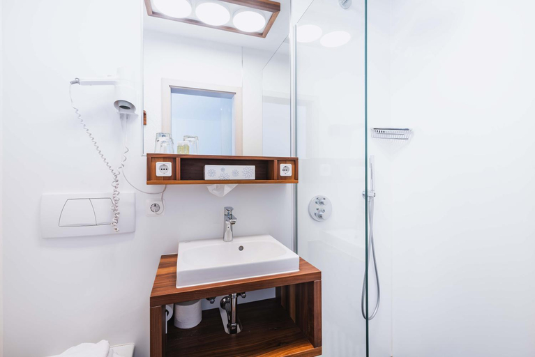 Bathroom, Landgasthof Lowen, Biberach
