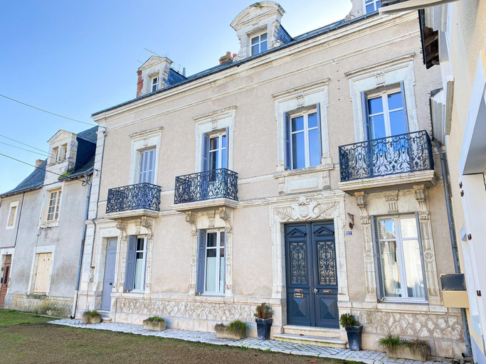 Exterior & Views