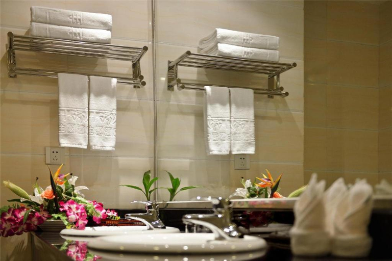 Bathroom, Ramada Encore, Garzê Tibetan