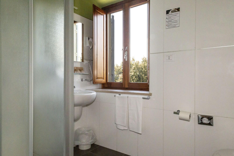 Bathroom 3, Villa Montarioso, Siena