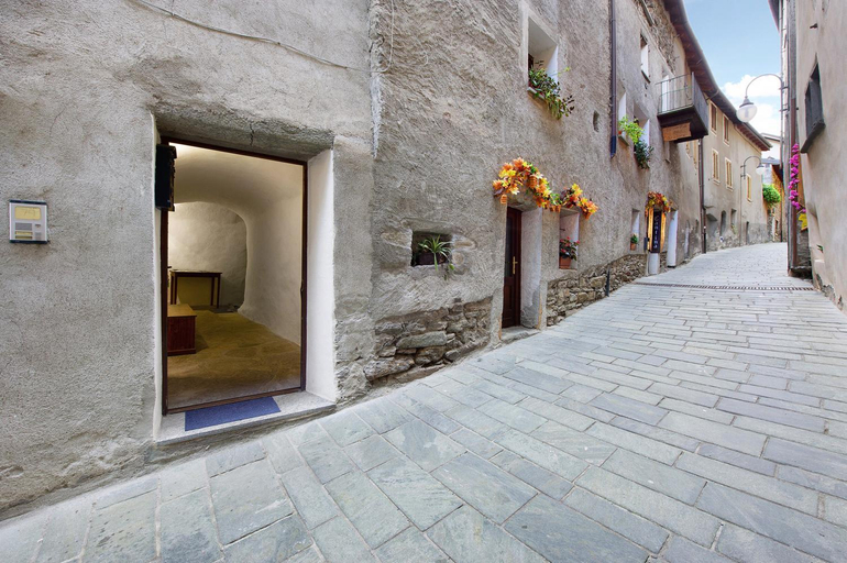 Exterior & Views