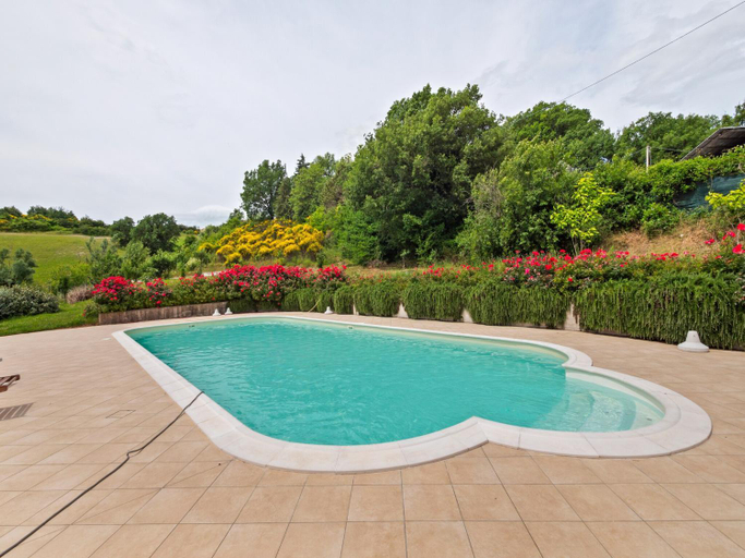 Sport & Beauty 2, Beautiful Villa in Belforte all'Isauro with Swimming Pool, Pesaro E Urbino