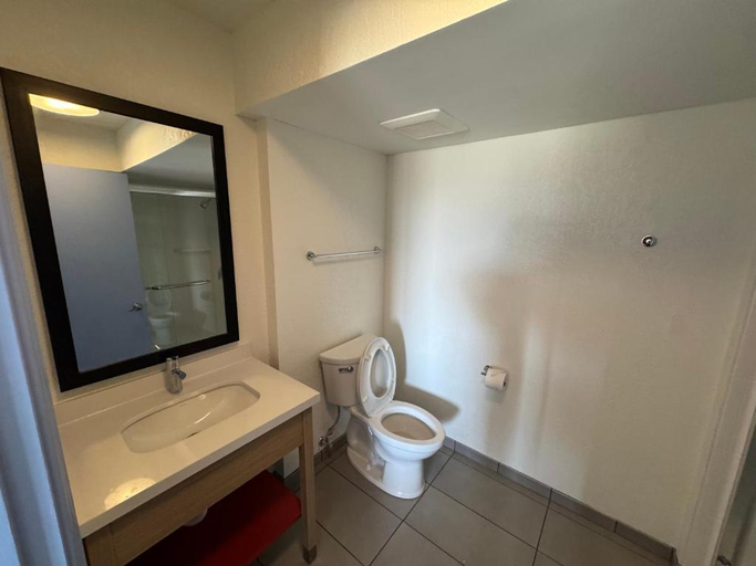 Bathroom 4, BROAD STREET INN by IHG, Sumter