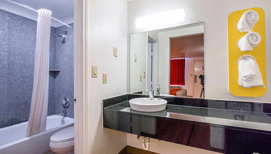 Bathroom 4, Motel 6 Round Rock, TX, Williamson