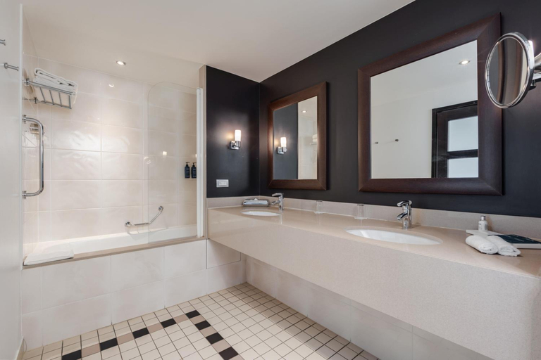 Bathroom 4, DoubleTree by Hilton Paris Boulogne, Hauts-de-Seine