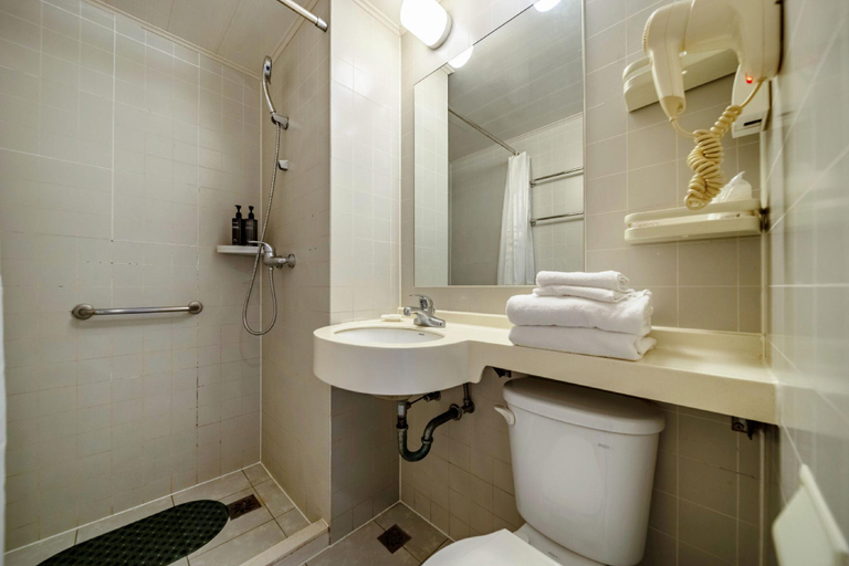 Bathroom, Jinjiang Inn Lianyungang Donghai County Heping Middle Road, Lianyungang