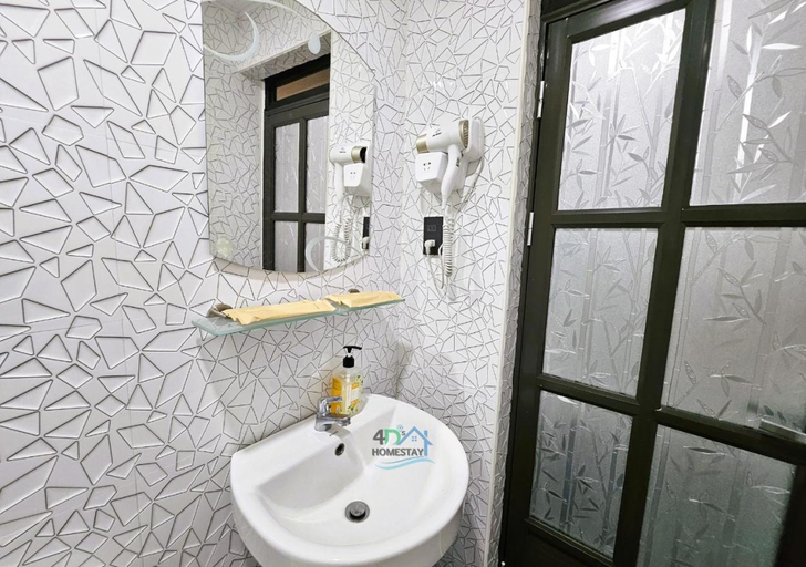 Bathroom 4, 2BR Homey Staycation with Balcony in Paranaque for 4-6, Parañaque