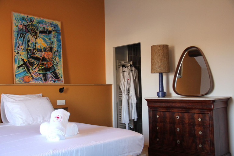 Bedroom 3, MARCELLE EN CAMARGUE - intra muros - piscine et jardin - petit dejeuner compris, Gard