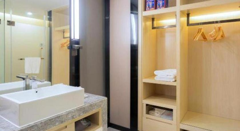 Bathroom 4, Echarm Hotel Yangjiang Baili Plaza, Yangjiang