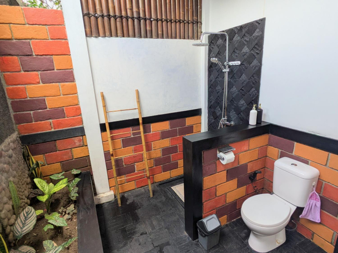 Bathroom 5, Zen Moon hostel, Yogyakarta