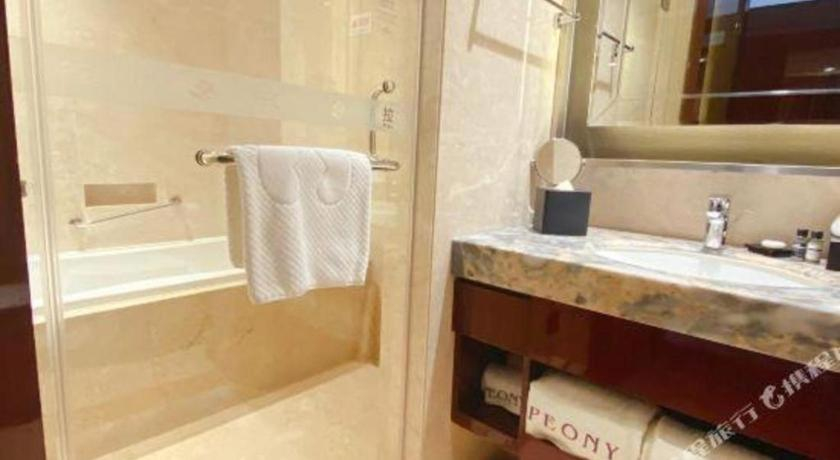 Bathroom 5, Peony Harbor City Hotel, Xiamen