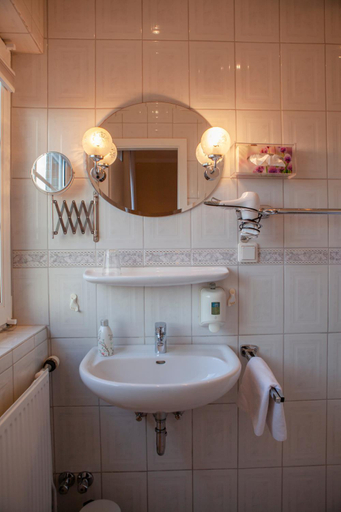 Bathroom 4, Hotel Am Elisabethufer, Friesland