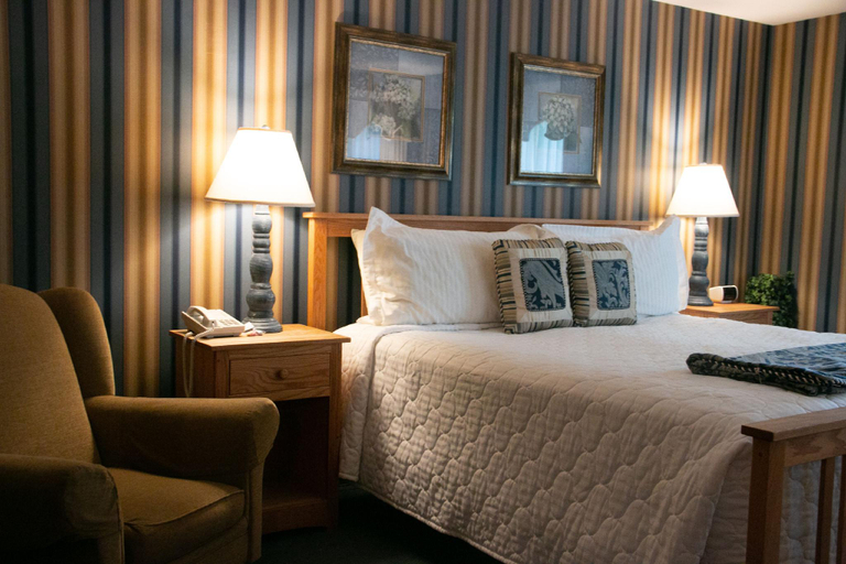 Bedroom 3, Essenhaus Inn & Conf. Center, Elkhart