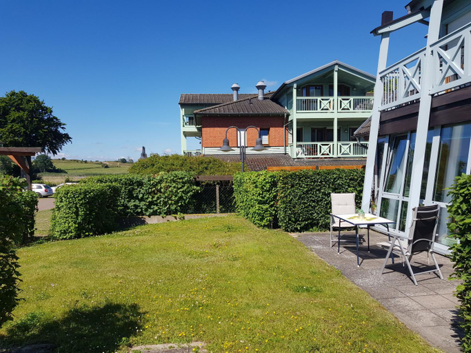 Exterior & Views 1, Ferienwohnung 2 im Haus am See mit Terrasse und Wintergarten, Vorpommern-Rügen
