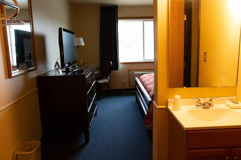 Bathroom 5, East Grand Inn, Polk