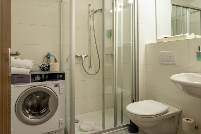 Bathroom 4, Badehotel Salina Maris - Wellness & Vintage, Raron