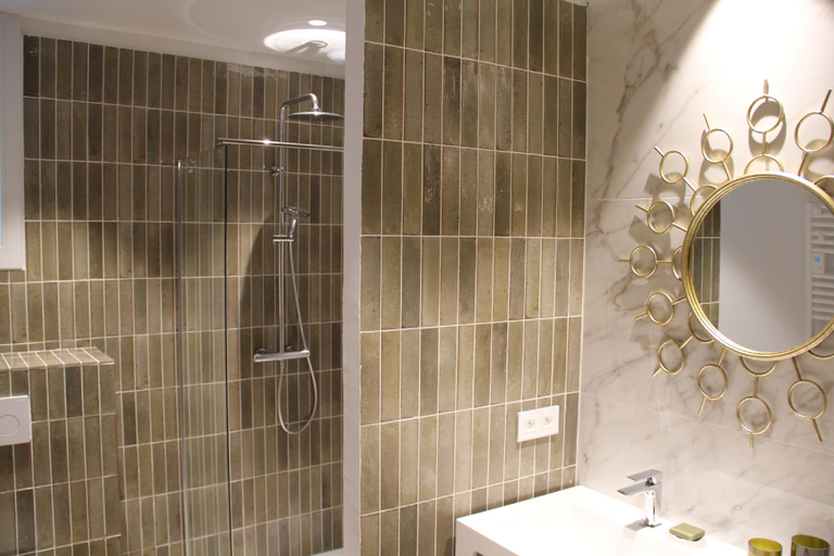 Bathroom 4, MARCELLE EN CAMARGUE - intra muros - piscine et jardin - petit dejeuner compris, Gard