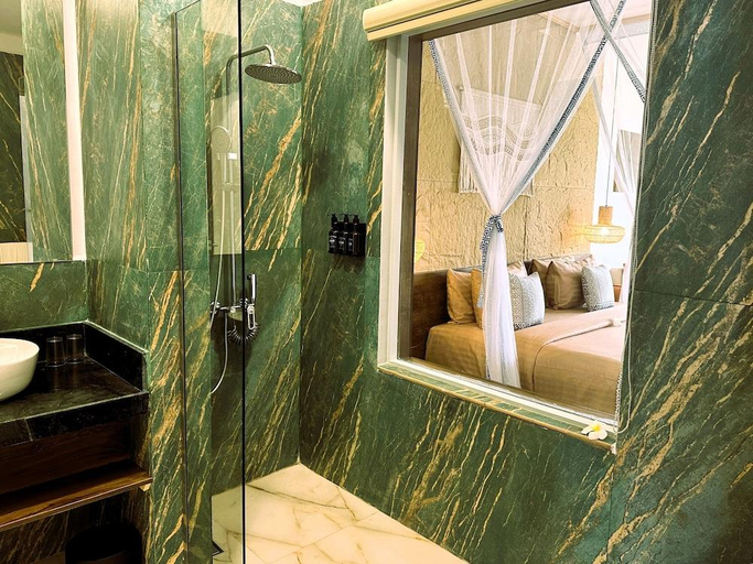 Bathroom 4, Reef and Beach Resort, Kusini