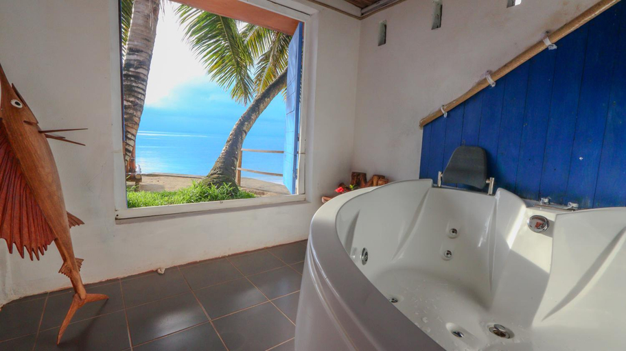 Bathroom 4, le Repaire des Pirates, Analanjirofo