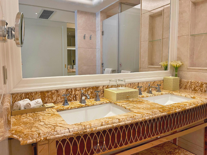 Bathroom 5, Lake Piedmont International Hotel, Guangzhou