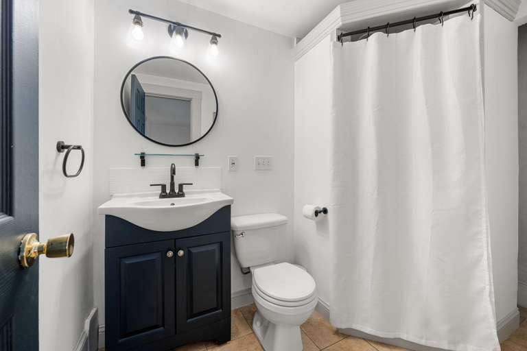 Bathroom 3, Launchpoint Lodge, Grafton