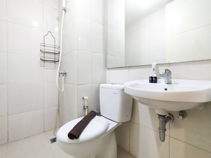 Bathroom 5, Comfortable and Roomy Studio at Tanglin Supermall Mansion Apartment By Travelio, Surabaya