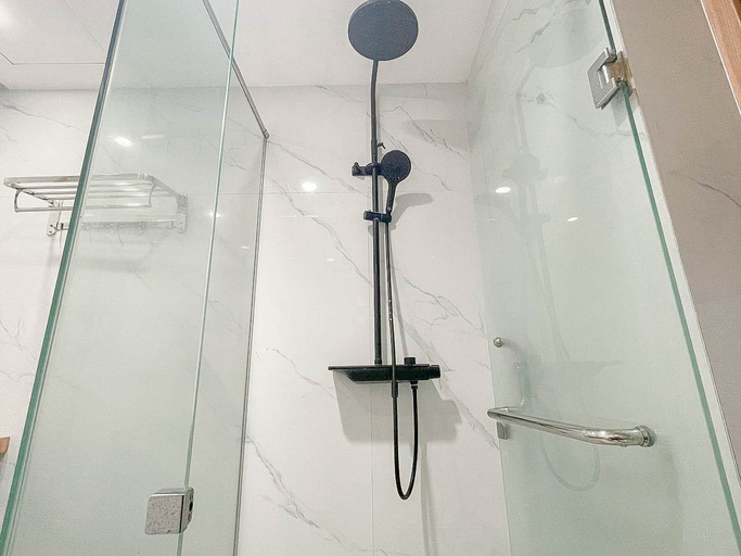 Bathroom 5, Functional 3BR at Apartment Podomoro City Deli Medan By Travelio, Medan
