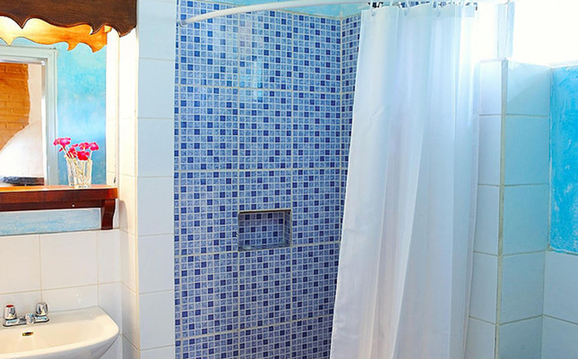Bathroom, Las Palmeras Inn, Otavalo
