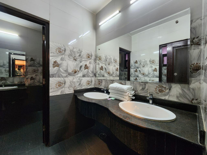 Bathroom 5, Kanta International, Reasi