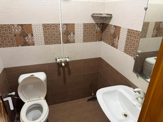 Bathroom 3, SK TRAVELLERS' INN GUEST HOUSE, Karachi