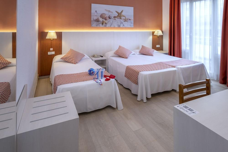 Bedroom 4, GHT Balmes - Apartaments & Splash, Barcelona