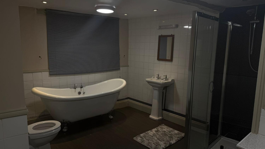 Bathroom, The Red lion, Gloucestershire
