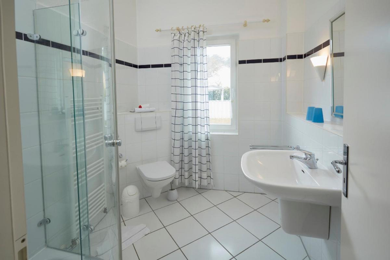 Bathroom 3, Aparthotel Tropenhaus Bansin, Vorpommern-Greifswald