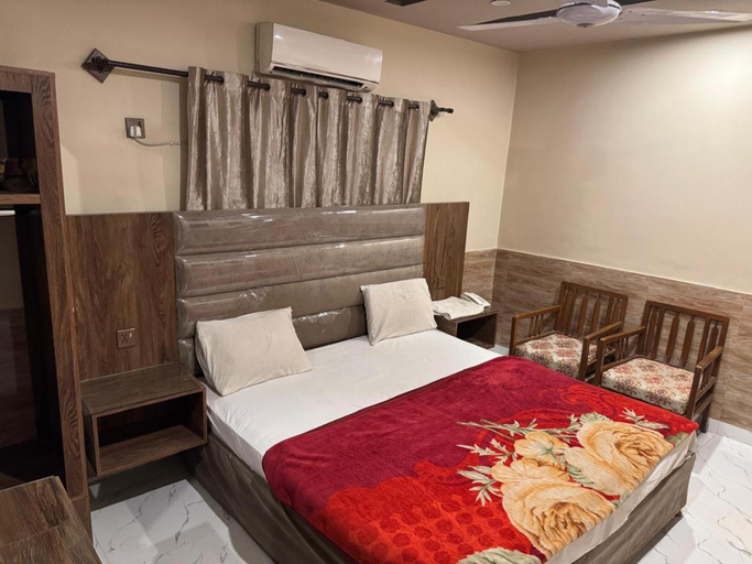 Bedroom 2, SK TRAVELLERS' INN GUEST HOUSE, Karachi