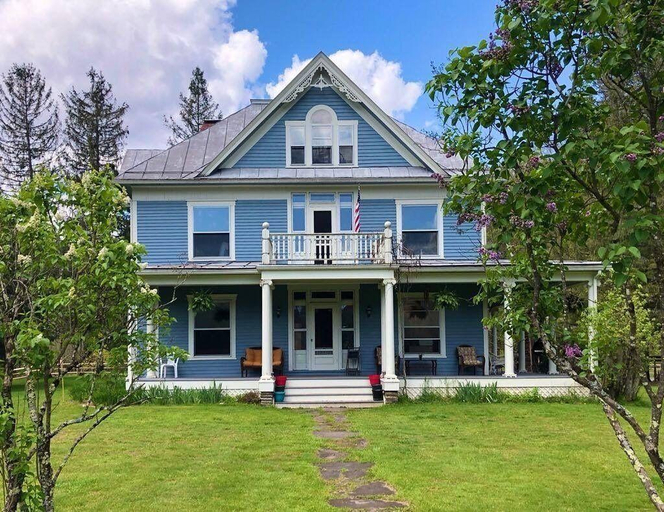 Exterior & Views